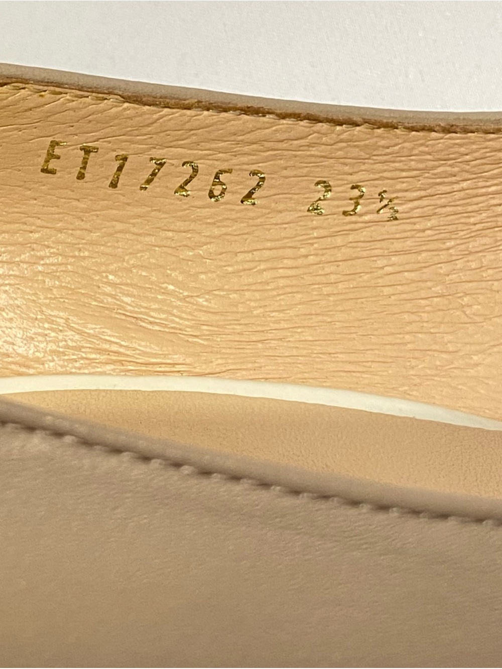EIZO Beige Patent Leather and Suede Pumps, size 23.5 (6.5) - Picture 5 of 5